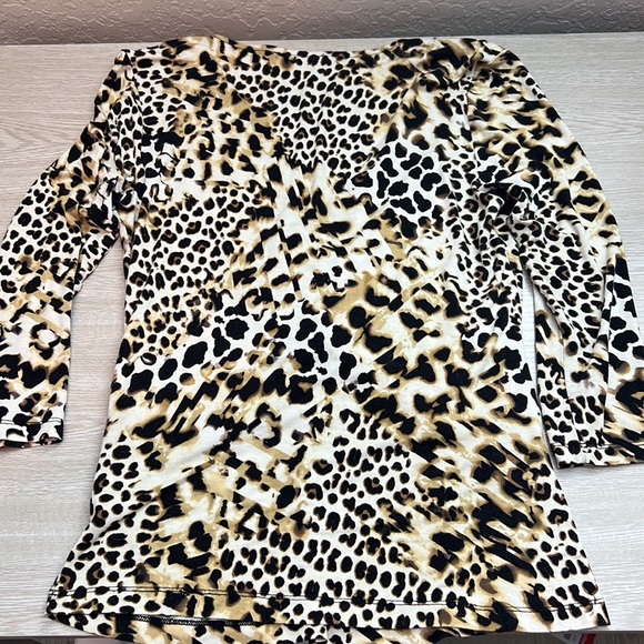 Cable & Gauge | Leopard Print Fitted Wrap Top - Picture 6 of 10